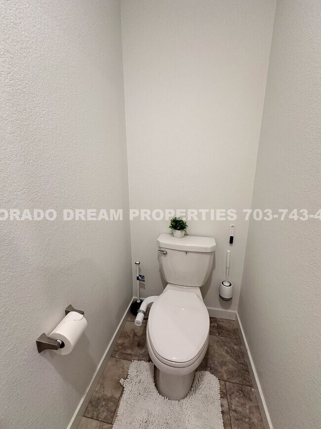 Building Photo - Luxurious fully-furnished home in Dove Vil...