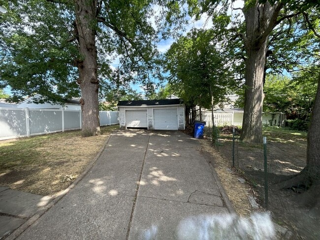 Building Photo - For August Move-In - West Blvd Area - 2 Bedroom Single Family Home