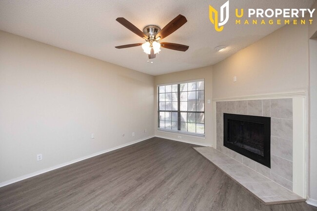 Building Photo - Updated Condo with New Vinyl Flooring & Ne...