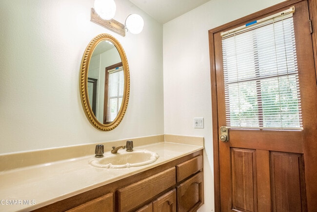 Building Photo - 5627 Middle Crest Dr