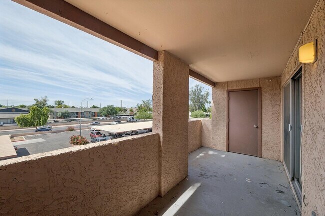 Building Photo - 540 N May