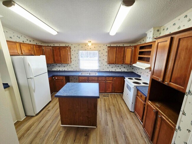 Building Photo - 3 Bed 2 Bath in quiet country setting! View this home TODAY!