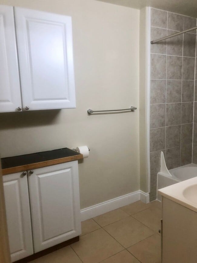 Building Photo - 234 N Summit St