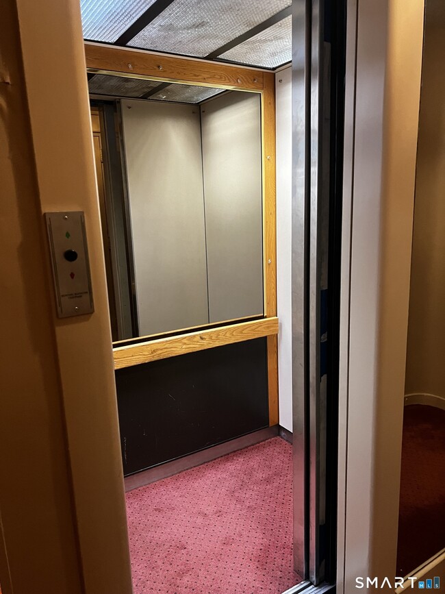 Building Photo - 869 Farmington Ave