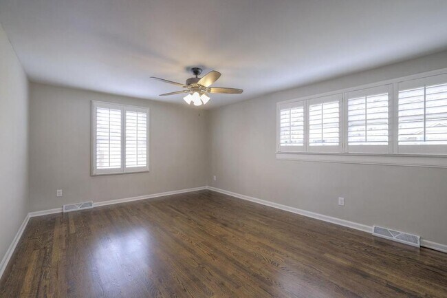 Building Photo - 10530 W 92nd Pl