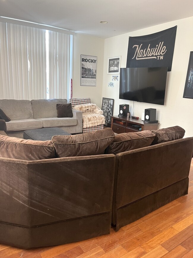 Building Photo - 1829 Vineyard St