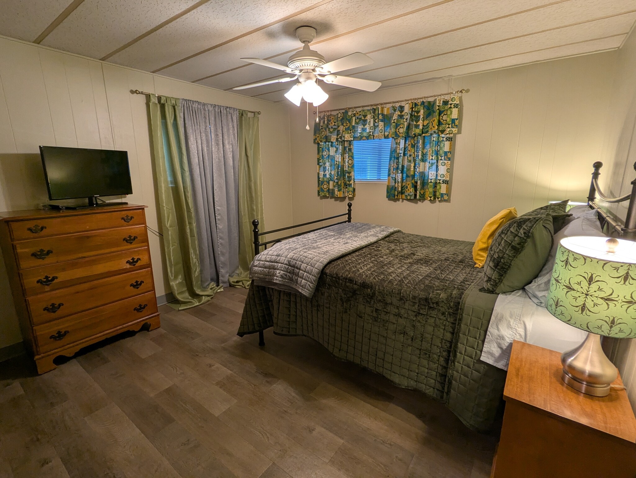 Fully furnished bedroom with extra sheets and bedspreads - 1334 Boucher St