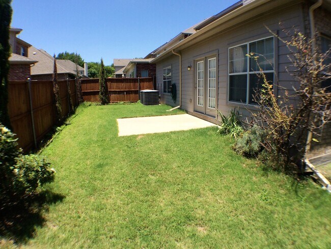 Building Photo - Newly Updated Expansive 5 Bedroom 3.5 Bath...