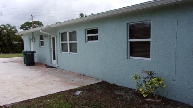 Building Photo - 195 SE Serenata Ct