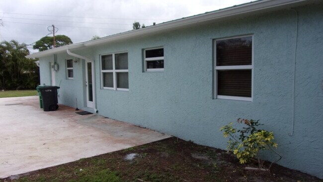 Building Photo - 195 SE Serenata Ct