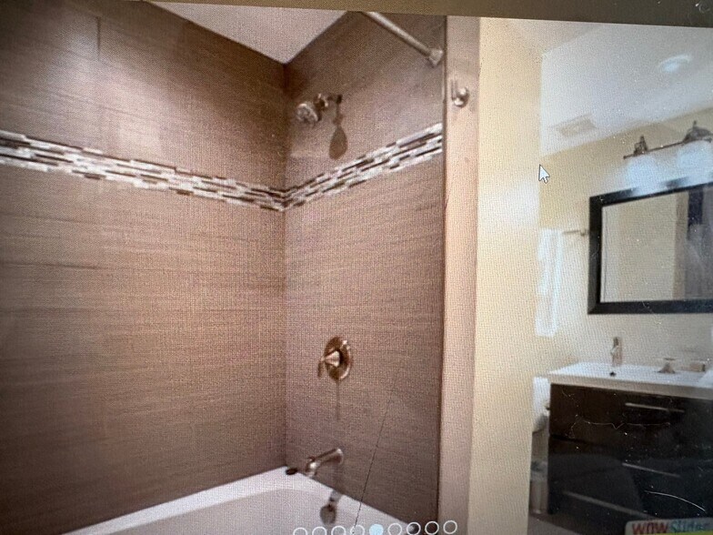 Building Photo - 830 W Altgeld St