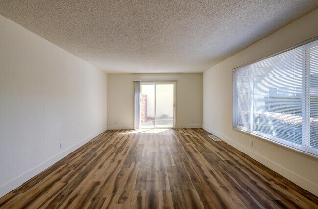 Building Photo - 5085 N Roosevelt Ave