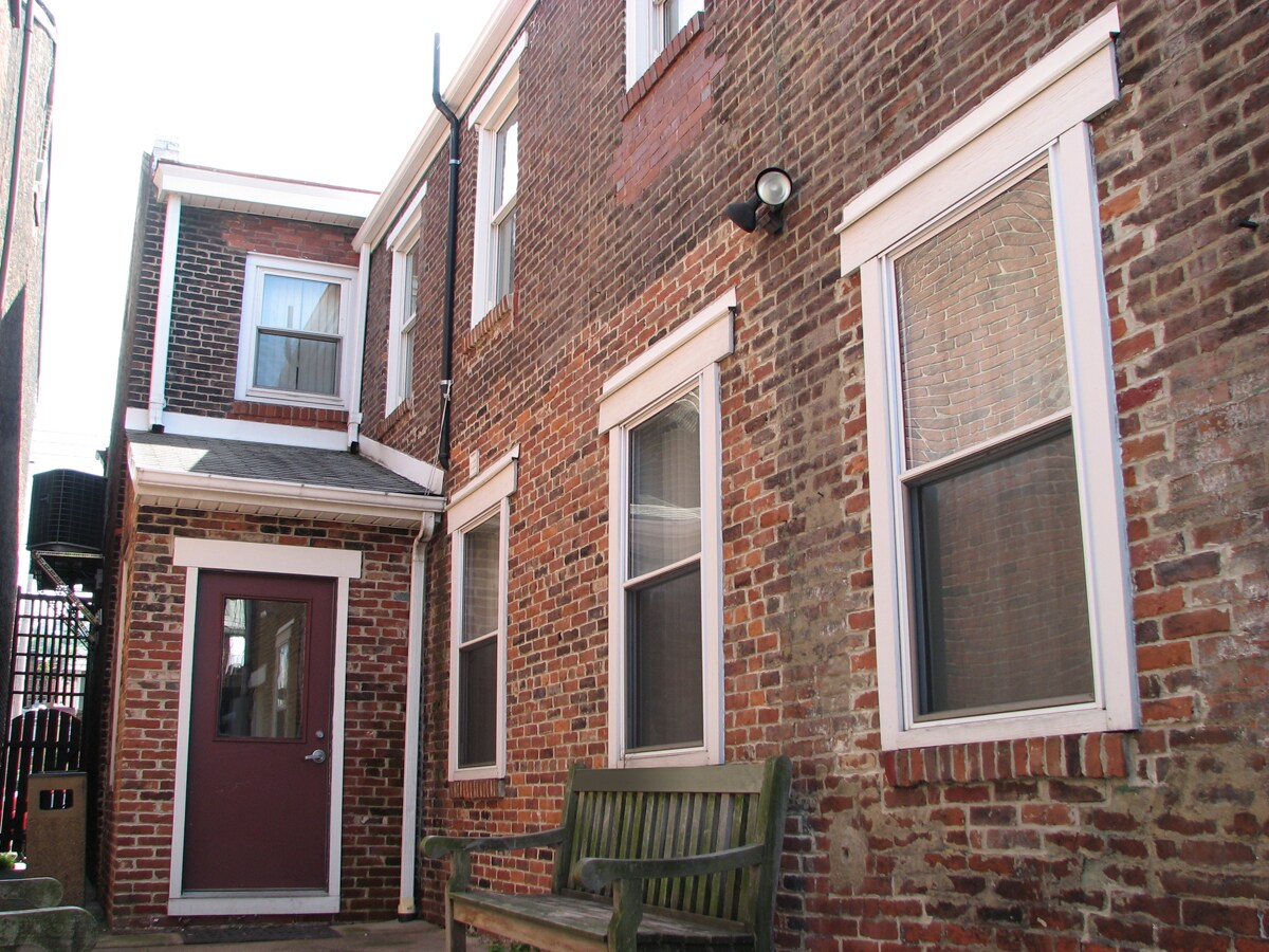 Outdoor Courtyard - 1819 E Carson St