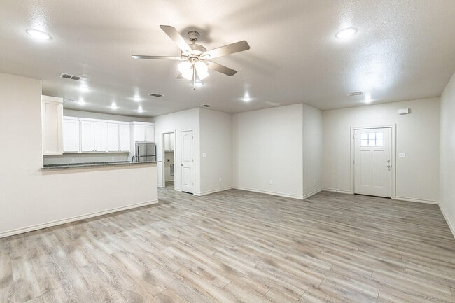 Building Photo - 5504 Kemper St