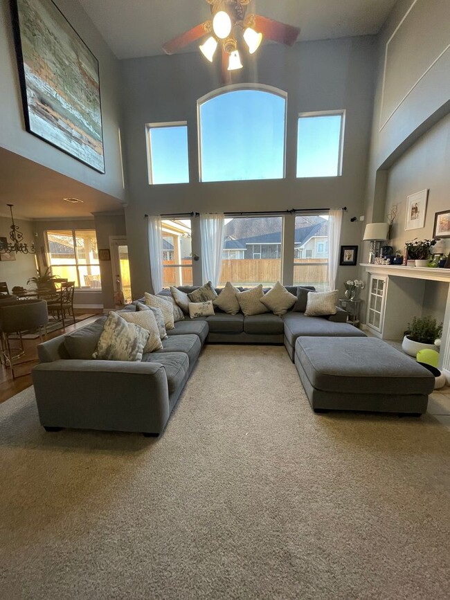 Building Photo - Gorgeous 5 Bedroom Home in The Haven!