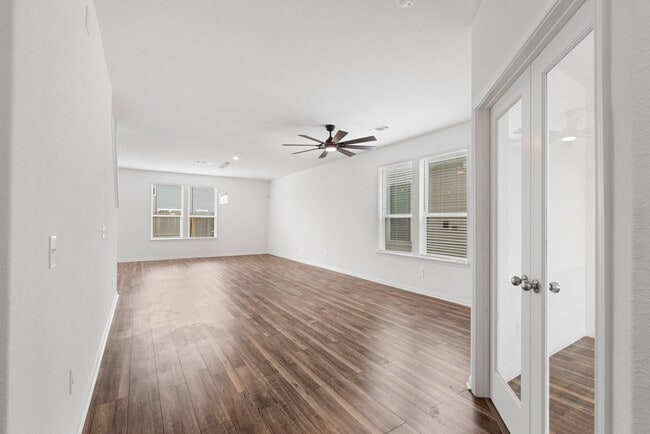 Building Photo - Spacious & Like-New 4-Bedroom Home with Mo...