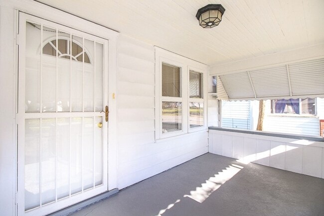 Building Photo - $1255 Two bedroom home with garage