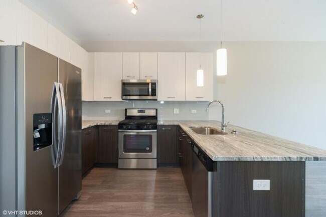 Building Photo - 2 bedroom in OAKBOOK TERRACE IL 60181