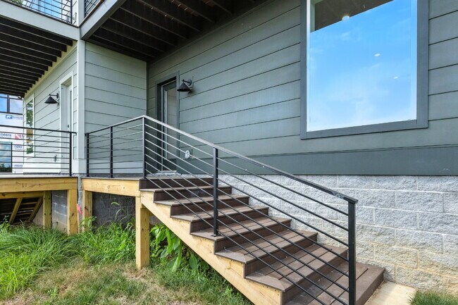 Building Photo - "Spacious 4-Bed, 4-Bath Gem in Nashville -...