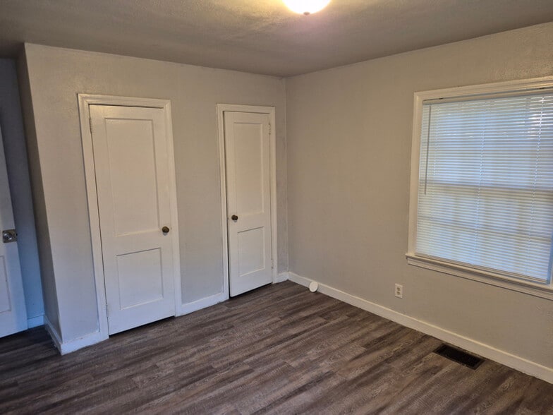 Building Photo - 3251 Meadow Ln