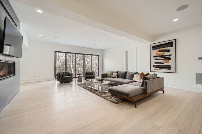 Building Photo - 600 Colebrook Ct NW