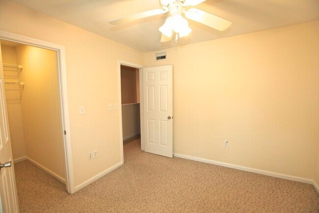Building Photo - COMING SOON:2 bedroom townhome in Uptown Charlotte!