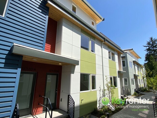 Building Photo - 4 Bedroom Seattle Townhome with Parking and Modern Finishes