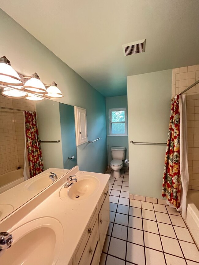 Building Photo - 3 bedroom 2 bath home, all appliances, fen...