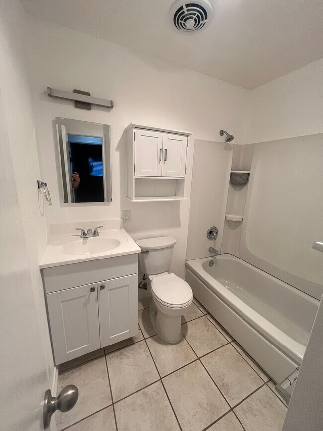 Building Photo - Remodeled 3 Bed / 2 Bath Single-Family Home | Garage, Big yard