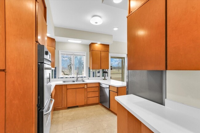 Building Photo - 1803 Golfview Dr