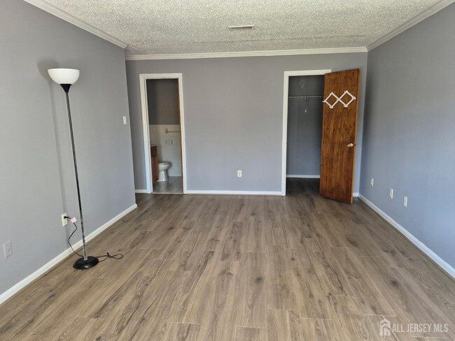 Building Photo - 915 Edison Glen Terrace