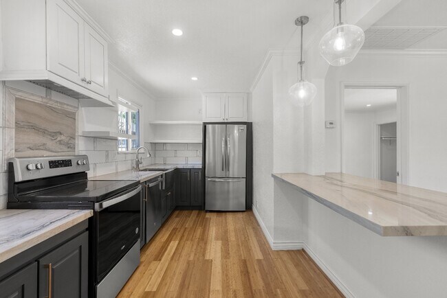 Building Photo - Updated 2BR Duplex in Angeles Mesa – Solar...