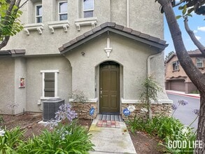 Building Photo - Welcoming 2B/2BA Condo with Balcony, In-Unit Laundry and Pool Access.