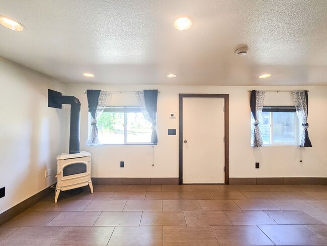Building Photo - Charming Studio