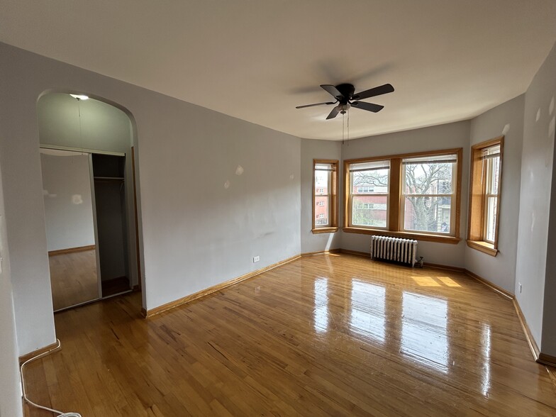 Building Photo - 6956 N Ashland Ave