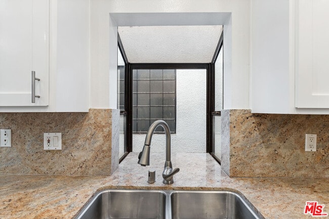 Building Photo - 310 Tahiti Way