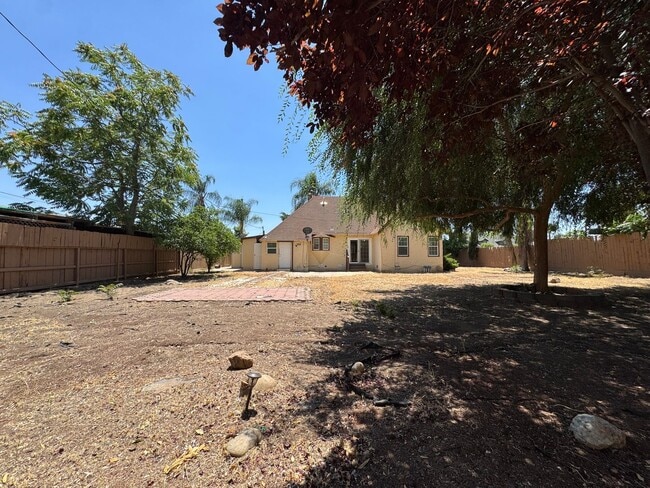Building Photo - 4789 E Hedges Ave