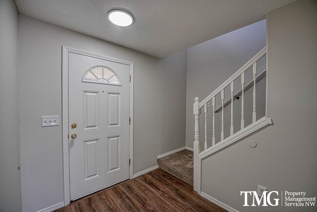 Building Photo - Beautifully Remodeled 3BR Home with Fenced Backyard