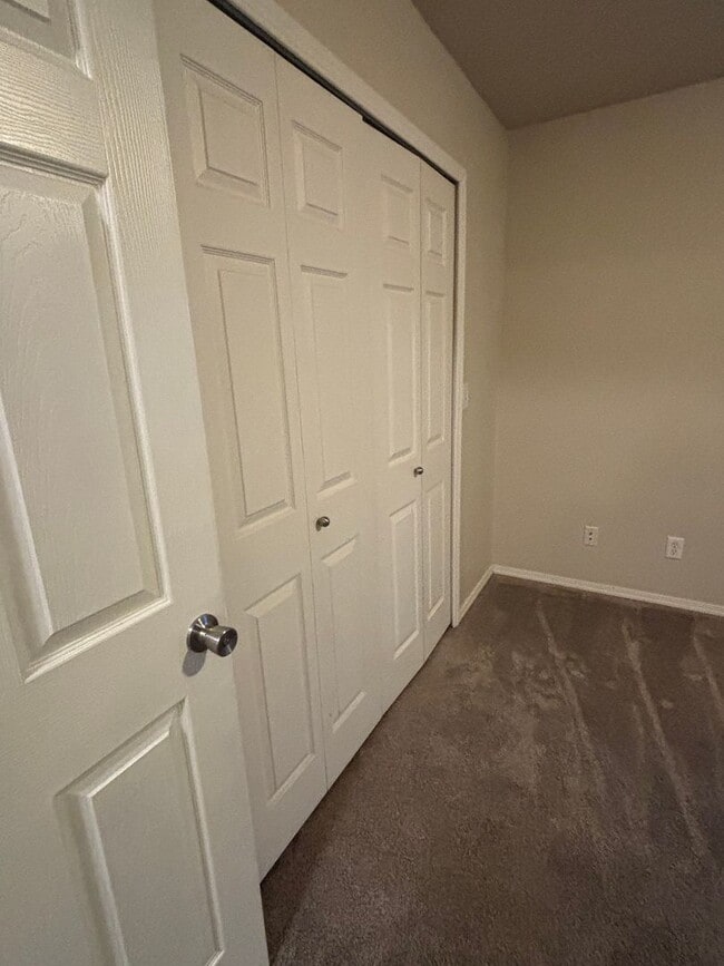 Building Photo - 4 Bedroom, 2.5 Bath Townhome in Greeley
