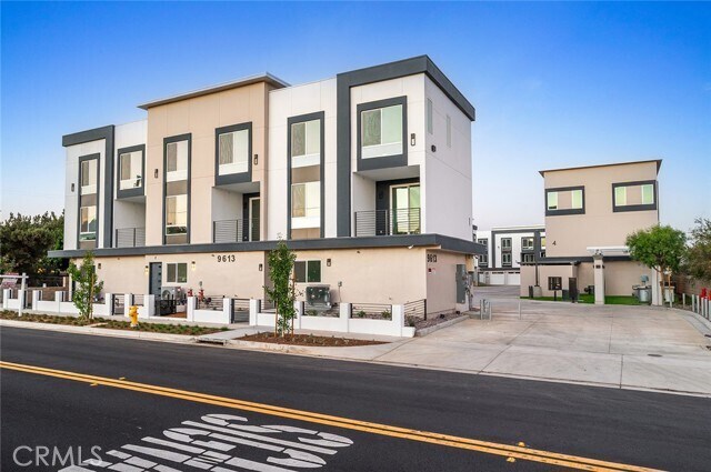 Building Photo - 9613 Juniper Ave