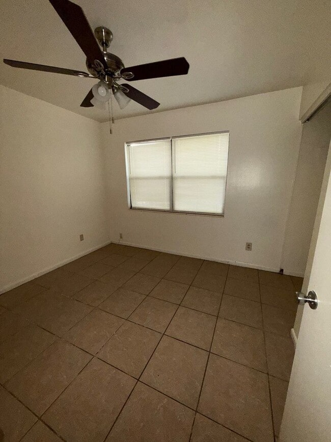 Building Photo - 4 bed/ 2.5 bath home, Walk to the stadium!...