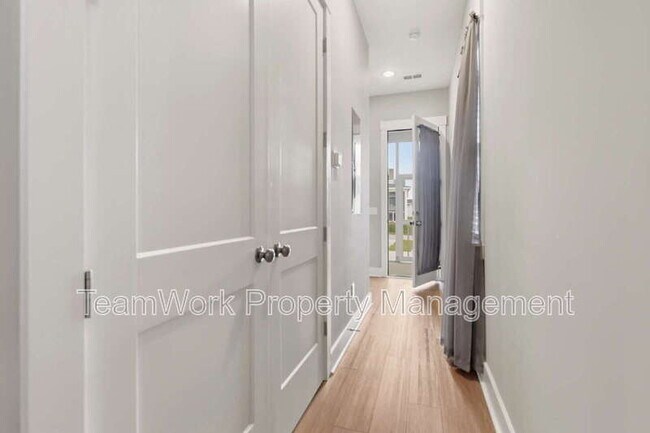 Building Photo - 553 Sound Dr