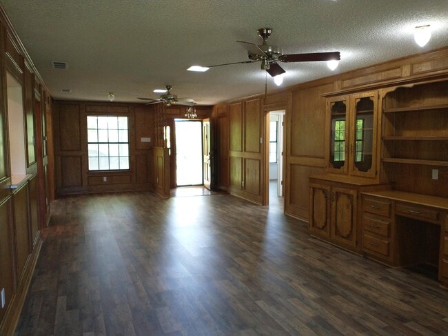 Building Photo - 606 Hillcrest Cir