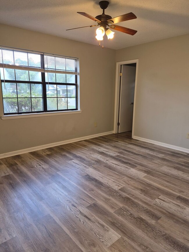 Building Photo - 242 Garden Cir