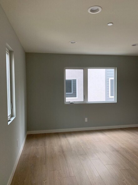 Building Photo - 4271 1/2 Rosewood Ave.