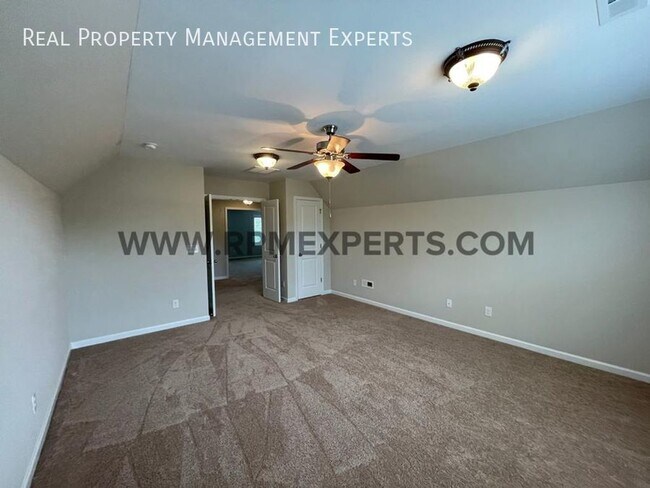 Building Photo - Magnificent 5 Bed / 3 Bath Home in Matthews