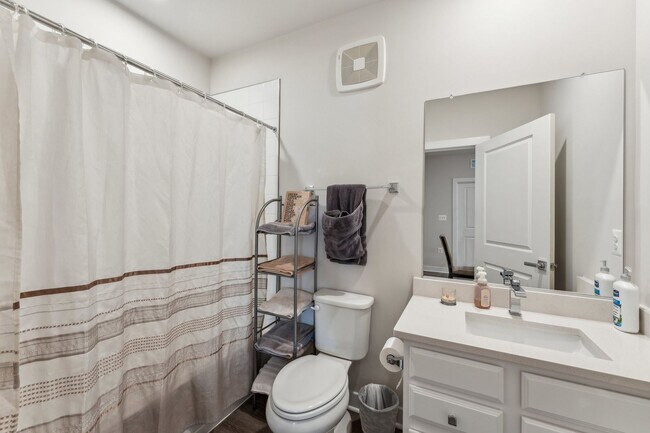 Building Photo - Gorgeous 2bd/2ba modern condo w/balcony located conveniently in MOSAIC AT WOODLAND PARK in Herndon.