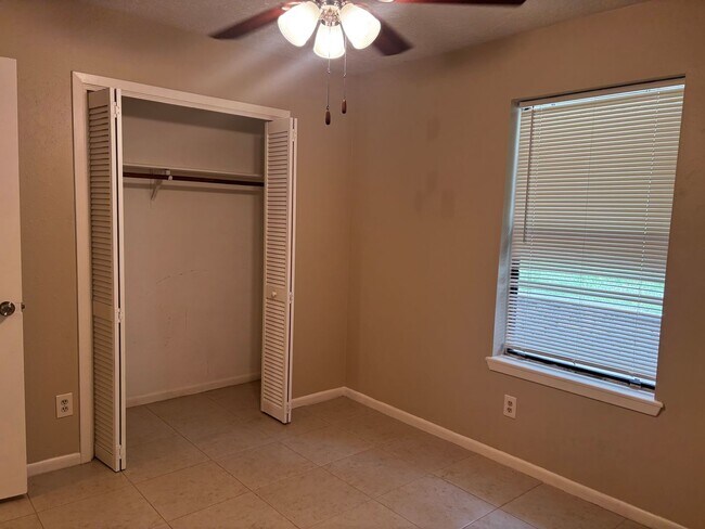 Building Photo - 2 bedroom 2 bath
