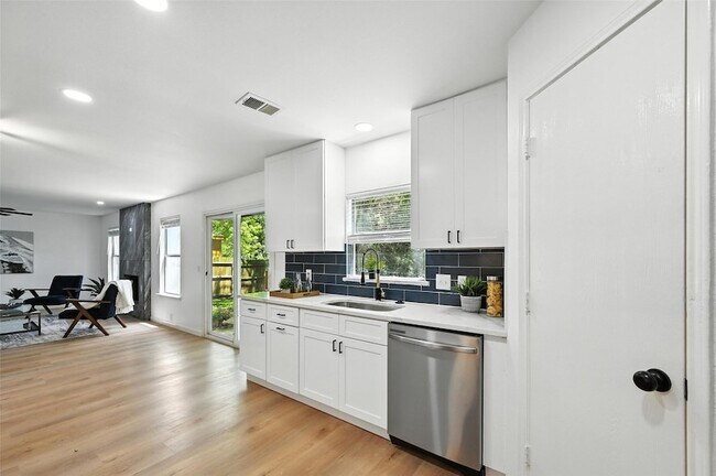 Building Photo - 6218 Everglade Rd