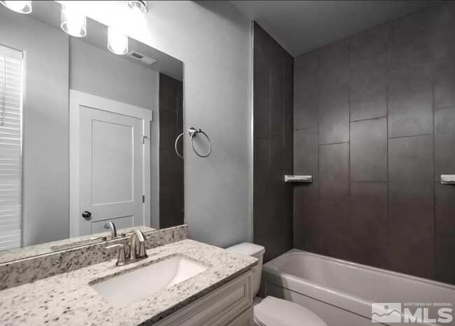Building Photo - 710 Bluffs Ct
